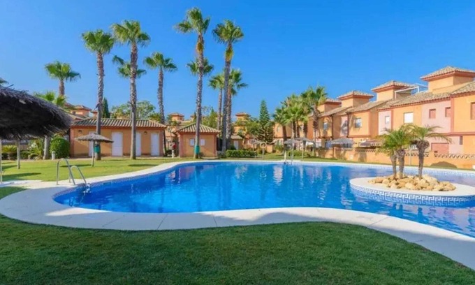 Lepe Casa | Homerez - Acogedora casa en Lepe con piscina compartida.