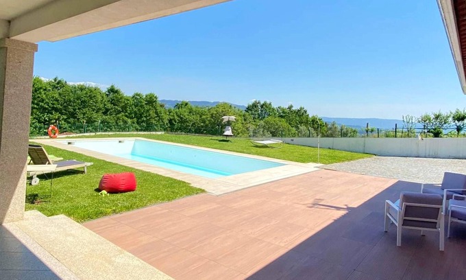 Vila Verde Villa | Homerez - Villa para 9 pers. con piscina y jardín en São Miguel do Prado