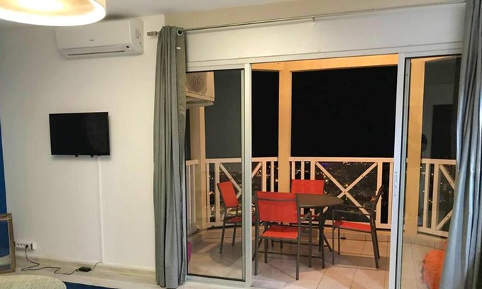 Saint-Denis Apartamento | Homerez - Nice apartement for 4 ppl. with sea view and terrace at Saint-Denis