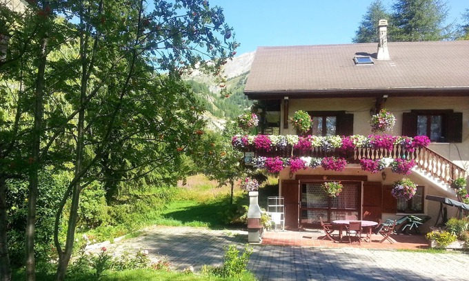 Esteng Apartamento | Homerez - Nice apartement for 2 ppl. with terrace at Entraunes