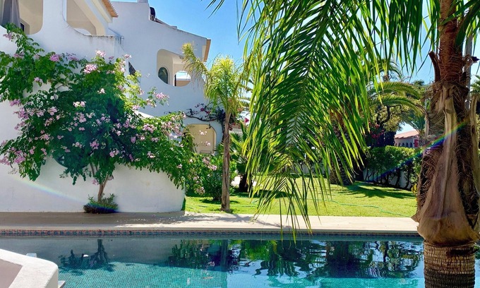 Vale de Covo Apartamento | Homerez - Nice apartment for 4 ppl. with shared pool and sea view at Carvoeiro