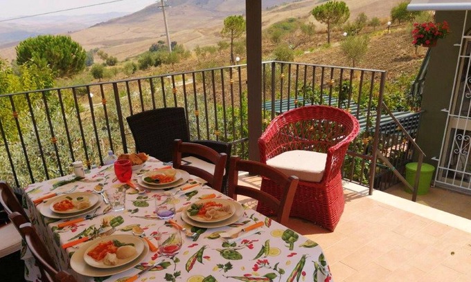 Lercara Friddi Apartamento | Homerez - Bonito apartamento para 4 pers. con terraza en Lercara Friddi