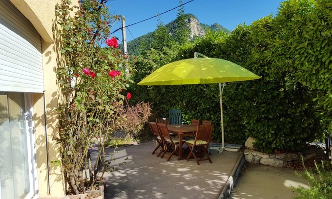 Annot Apartamento | Homerez - Bonito apartamento para 6 pers. con jardín y terraza en Annot