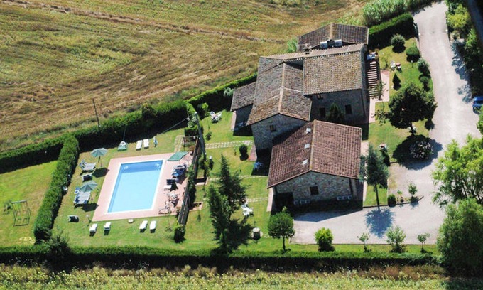 Collesanto Apartamento | Homerez - Apartamento para 4 pers. con piscina compartida y jardín en Villa