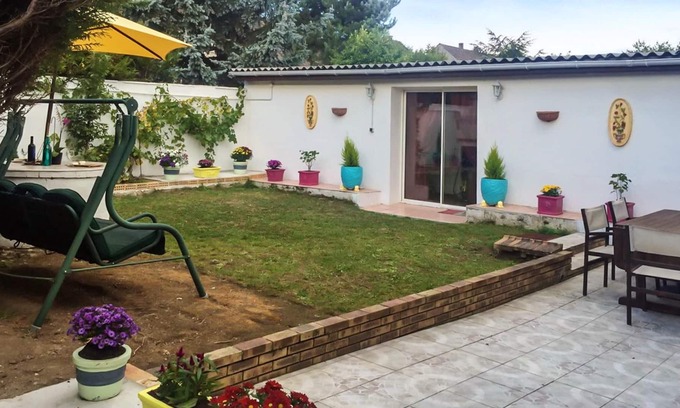 Tremblay-en-France Apartamento | Homerez - Bonito estudio para 3 pers. con jacuzzi y jardín en Tremblay-en-France