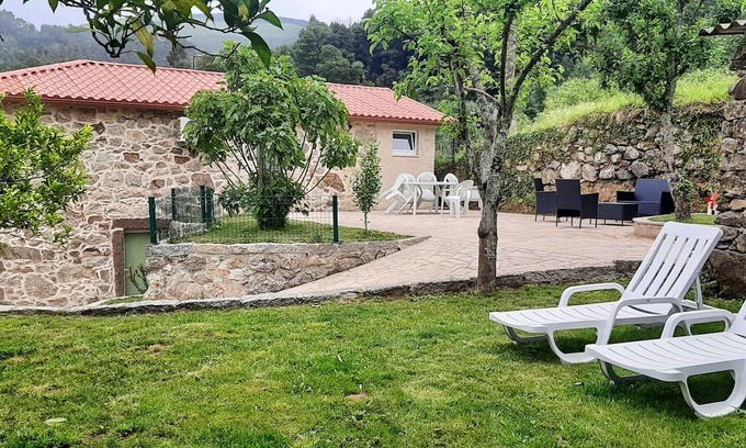 Cossourado Casa | Homerez - Nice house for 6 ppl. with garden and terrace at Barrio