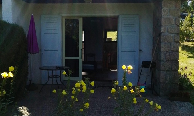 Treignac Apartamento | Homerez - Bonito estudio para 2 pers. con terraza en Treignac
