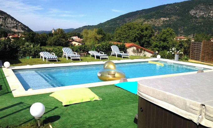 Foix Villa | Homerez - Villa refinada en Foix con piscina privada y jacuzzi