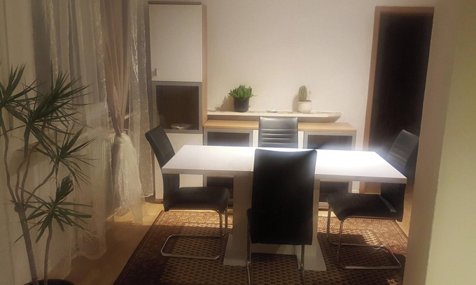 Ramstein-Miesenbach Apartamento | Homerez - Spacious Apartment in Ramstein, 165m², garden