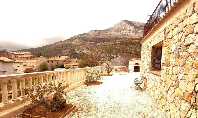 Escragnolles Apartamento | Homerez - Espacioso apartamento para 6 pers. con terraza en Escragnolles