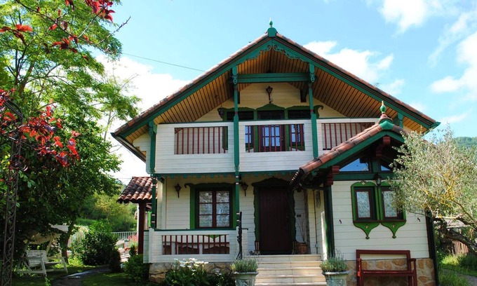 Sabando Chalet De Esquí | Homerez - Spacious chalet for 8 ppl. with garden, terrace and balcony at Sabando