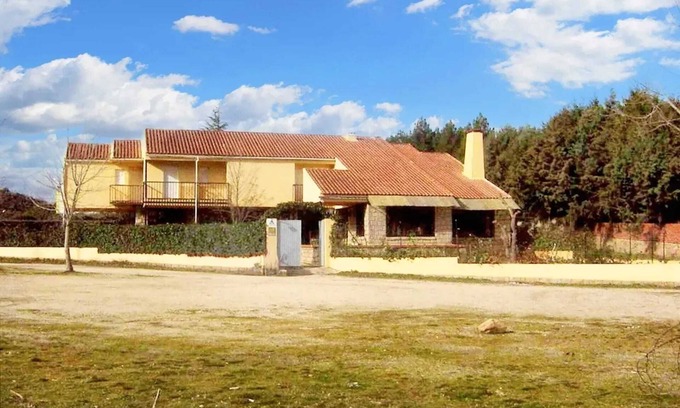 Navaluenga Casa | Homerez - Casa grande en Navaluenga con vista al lago