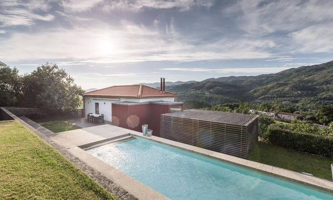 Vilar Casa | Homerez - Casa espaciosa con piscina y vistas a la montaña en Travassós