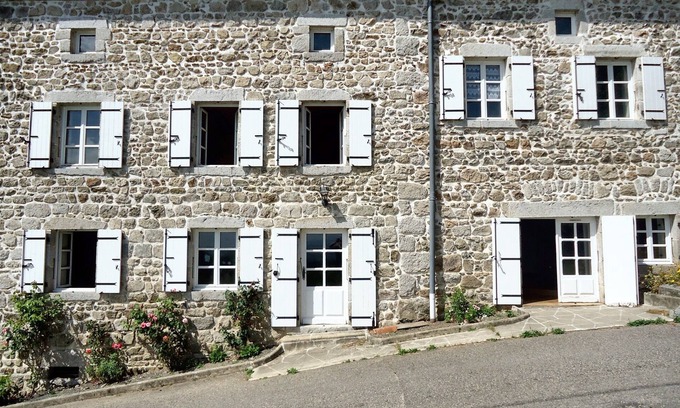 Celles-sur-Durolle Casa | Homerez - Casa espaciosa en Palladuc, vista a la montaña
