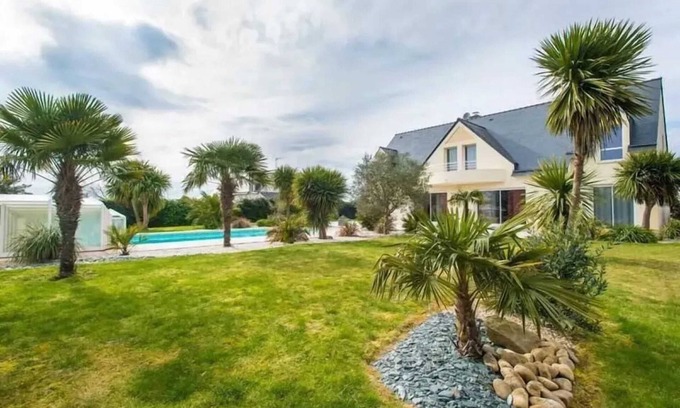 Plouharnel Villa | Homerez - Villa espaciosa en Plouharnel con piscina y jacuzzi