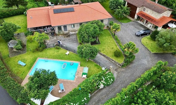 Amares Villa | Homerez - Villa espaciosa en Carrazedo con piscina