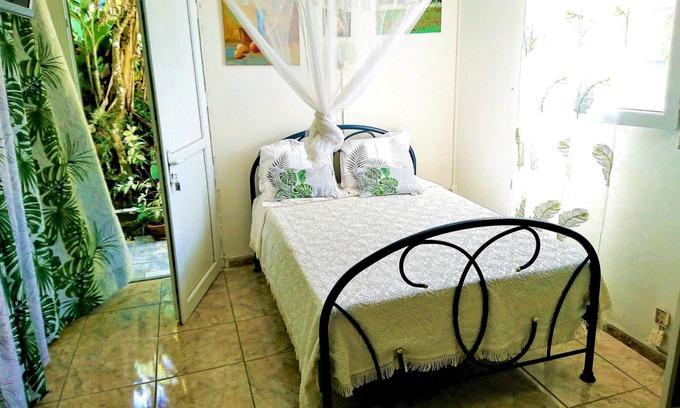 Fontaine de Moutte Apartamento | Homerez - Studio 10 km away from the beach for 2 ppl. at Fort-de-France