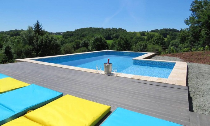 Vars-sur-Roseix Villa | Homerez - Villa para 10 pers. con piscina, sauna y jardín en Vars-sur-Roseix