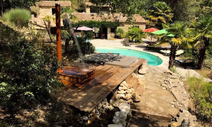 Puymeras Villa | Homerez - Villa for 13 ppl. with swimming-pool, jacuzzi and garden at Puyméras