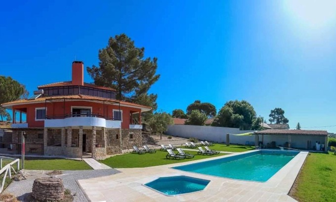Sabugal Villa | Homerez - Villa para 15 pers. con piscina, jardín y terraza en Bendada, Sabugal