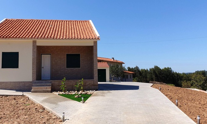 Penela Villa | Homerez - Villa para 4 pers. con piscina, jardín, terraza y balcón en Espinhal