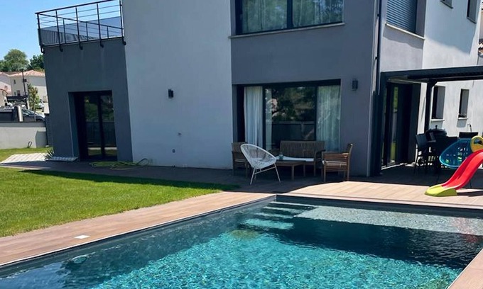 Deyme Villa | Homerez - Espaciosa villa para 7 pers. con piscina, jardín y terraza en Deyme