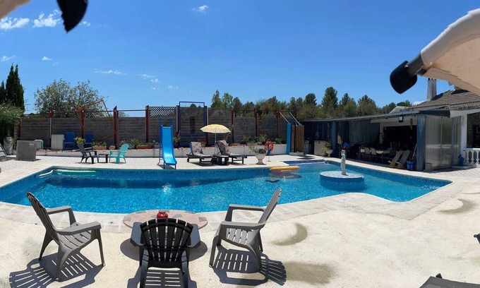 Turis Villa | Homerez - Villa en Turís, Piscina Compartida.