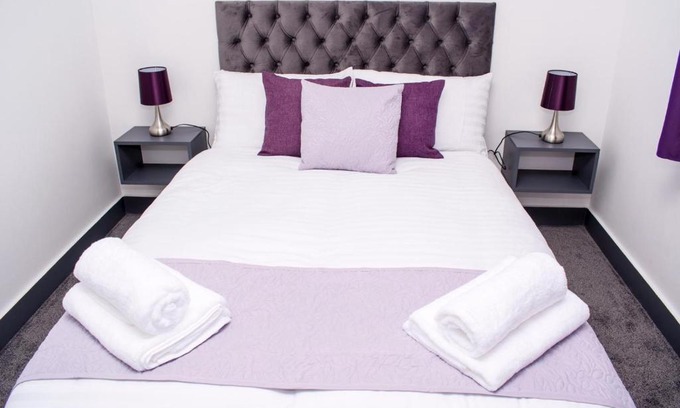 Seisdon Casa | Homestay in Birmingham Sleeps 8 - Free Parking & Wifi