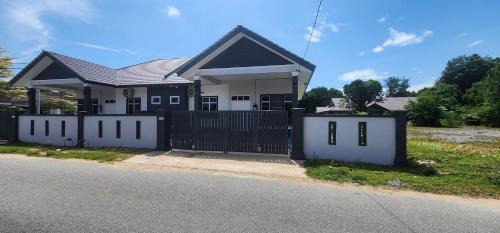 Kampung Beladau Selat Casa | Homestay Irdina Adryana Free Wifi