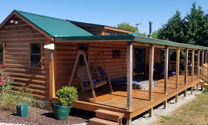 Jefferson County Cabina | Homestead Cabin with hot tub