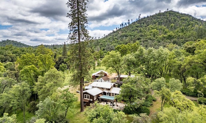 Midpines Otro | Homestead Ranch near Yosemite w/ Horses & Chickens