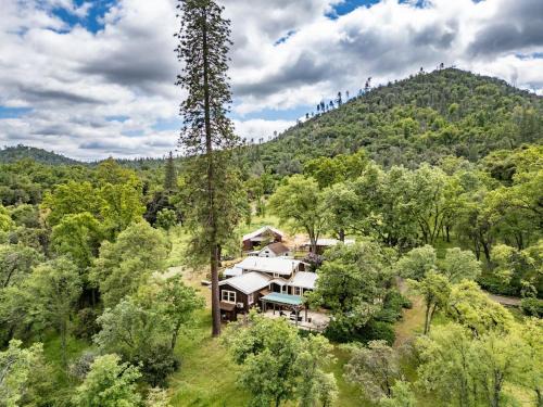 Midpines Casa | Homestead Ranch near Yosemite with Horses and Chickens