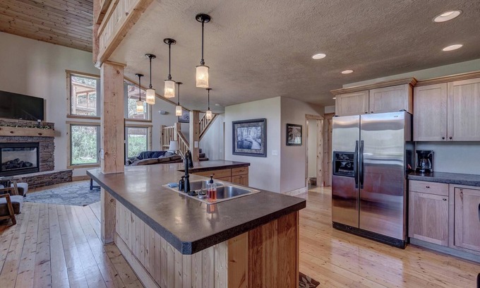 Lead Chalet De Esquí | Homesteak 3 BR Chalet at Terry Peak with Outdoor Hot Tub - Sleeps 14