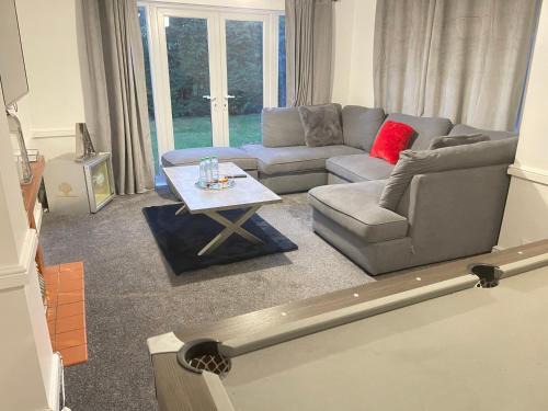 Leicester Villa | Hometel Digs Large Detached Spacious Comfy Home