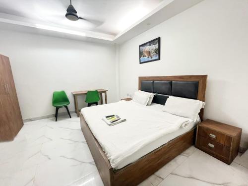 Nizamuddin East Hotel | Hometown Hospitality - Walking Distance From Nizamuddin Railway Station