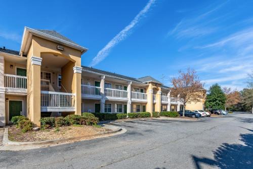 Norcross Hotel | HomeTowne Studios by Red Roof Atlanta NE - Peachtree Corners