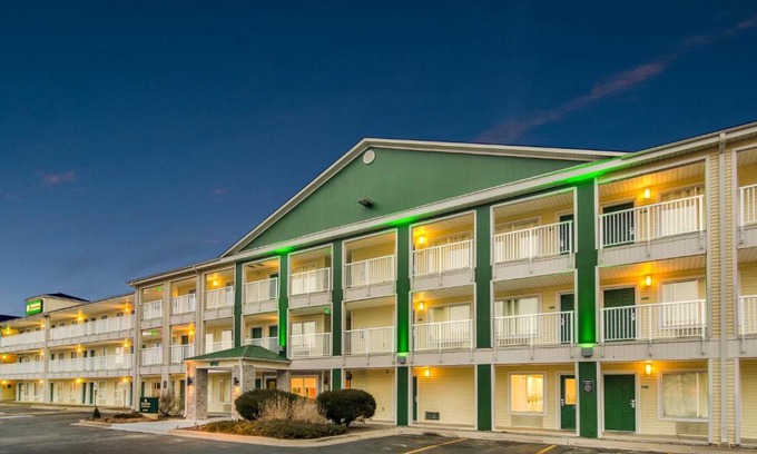 Sulphur Hotel | HomeTowne Studios by Red Roof Lake Charles - Sulphur