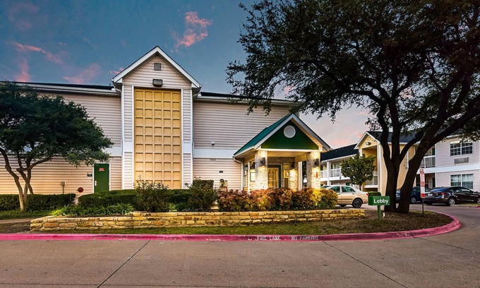 Far North Dallas Hotel | HomeTowne Studios By Red Roof Dallas - North Addison/ Tollway