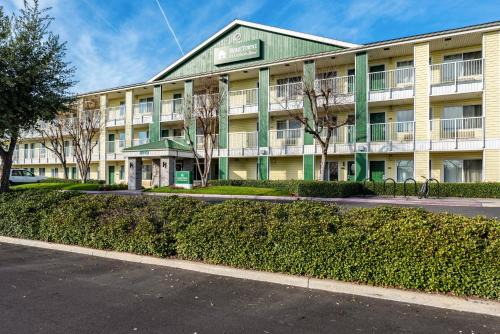 Fresno Hotel | HomeTowne Studios by Red Roof Fresno - West