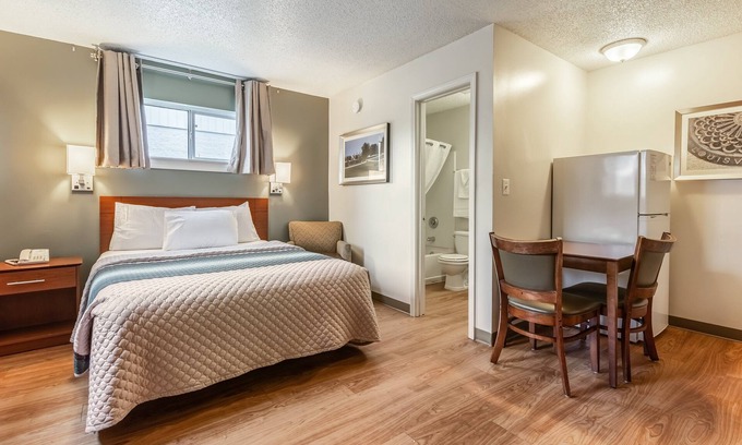 Jeffersontown Hotel | HomeTowne Studios by Red Roof Louisville