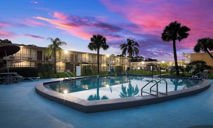 Vero Beach Hotel | HomeTowne Studios By Red Roof Vero Beach - I-95