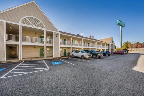 Arcadia Hotel | HomeTowne Studios by Red Roof Spartanburg - Asheville Highway