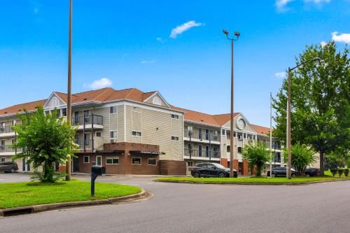 Charlotte Hotel | HomeTowne Studios & Suites by Red Roof Charlotte - Ballantyne