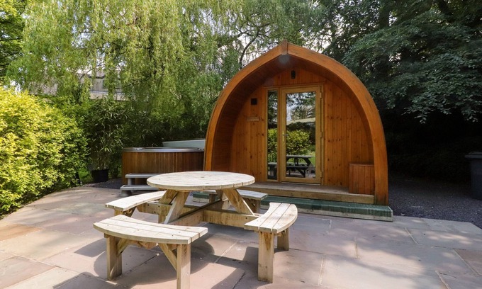 Knott End-on-Sea Cabaña | HOMEWOOD POD, pet friendly, with hot tub in Garstang