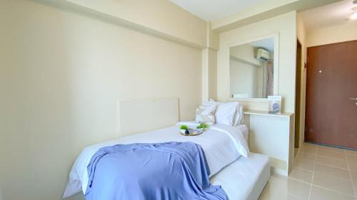 Kayu Putih Apartamento | Homey and Best Place Studio Tifolia Apartment By Travelio