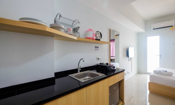 Karawang Apartamento | Homey and Comfy Studio Tamansari Mahogany Apartment