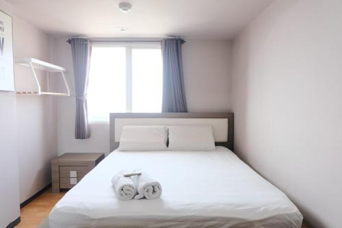 Braga Apartamento | Homey and Cozy 1BR Apartment at Braga City Walk By Travelio
