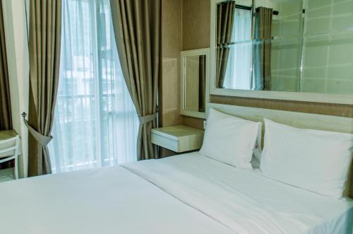 Kayu Putih Apartamento | Homey and Warm Studio Room at Tifolia Apartment By Travelio
