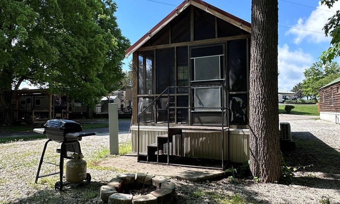Bloomington Cabina | Homey Cabin in Bloomington
