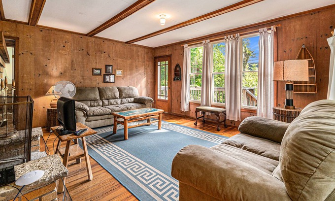 Frankfort Cabaña | Homey cabin with lake access, firepit, yard games, kayaks, & basketball court